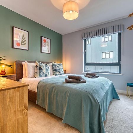 Summer Special Offer!! 2-Bedroom Cosy, Spacious, Stylish & Modern City Apartment, Prime Location! Sleeps 6, Southampton Ocean Village - By Blue Puffin Stays Exterior foto